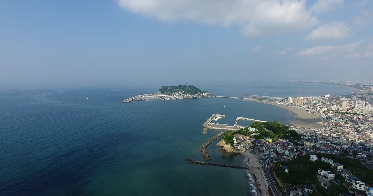 鎌倉高校前上空から見た腰越漁港